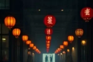 《三个夏天》海边少年们跃入水中的定格画面
